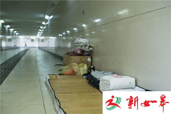 长沙一名流浪汉的尊严：衣物被子叠成“豆腐块”-雉水网