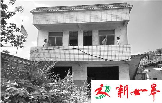 保时捷车主遭匪徒追尾后被绑 趁黑打倒劫匪自救-雉水网