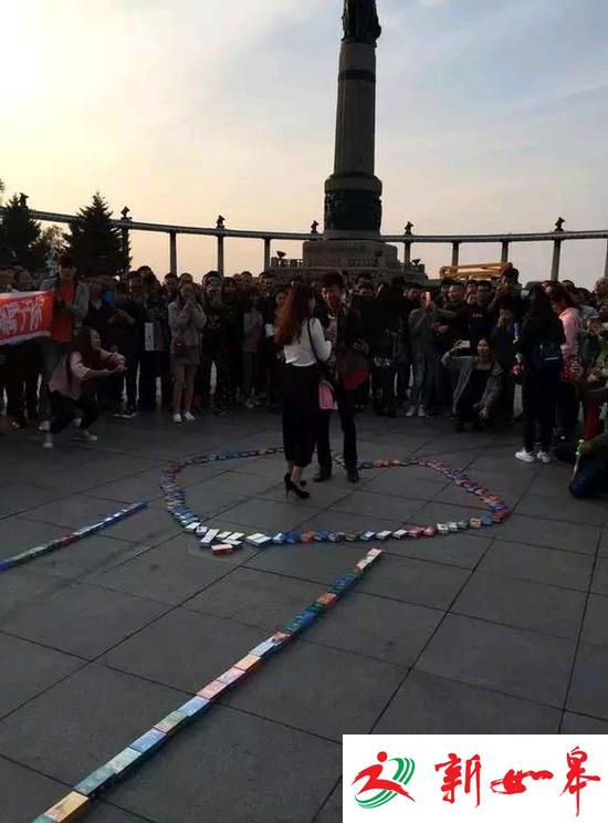 小伙摆999盒避孕套表白 事后现场观众30秒抢光-雉水网