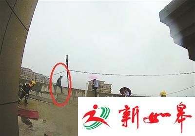 男子蹲在天台欲从18楼跳下 民警将其救下发现是网逃-雉水网