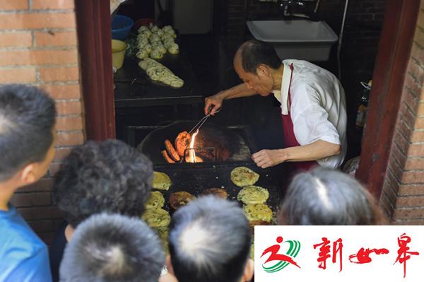 上海驼背老伯专注做饼34年惊动BBC 涉无证经营被停业-雉水网