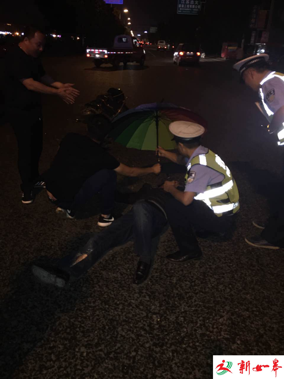 事故现场 交警冒雨为伤者撑伞-雉水网