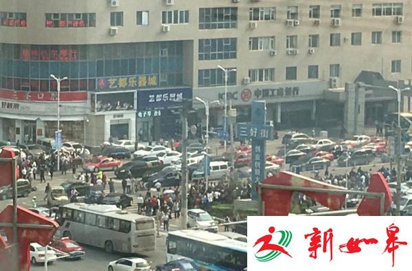 沈阳一女司机开宝马冲进人群 致2死6伤-雉水网