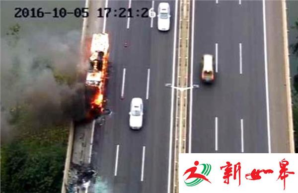 一旅游包车在润扬大桥上自燃 幸未造成伤亡-雉水网
