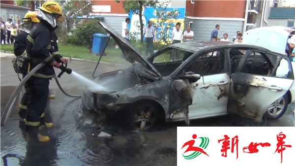 小区内倒车途中竟自燃 消防：自燃有前兆-雉水网