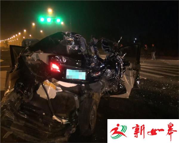 货车驾驶员转头拿香烟导致追尾 一人受伤轿车报废-雉水网