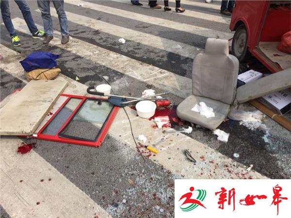 电动四轮车与电动三轮车相撞两人伤-雉水网