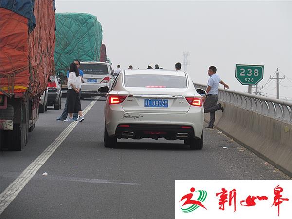 启扬高速大堵车 占用应急车道危害大-雉水网