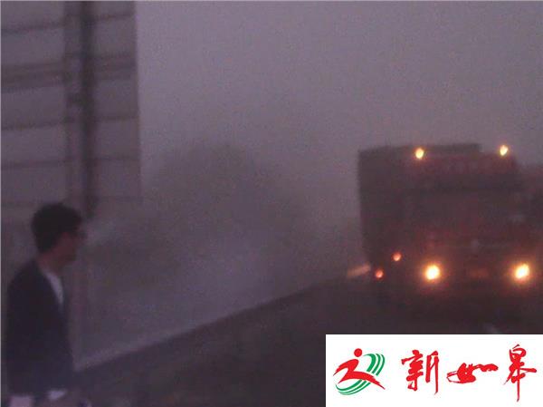 雾锁高速被迫封闭 孕妇借应急车道通行反添堵-雉水网