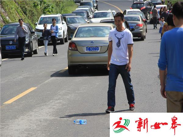 神奇怪坡公路上游客好奇  随意用矿泉水瓶试坡真险-雉水网