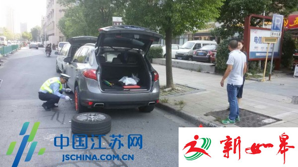 南通一热心辅警帮忙换轮胎 过往群众纷纷点赞-雉水网