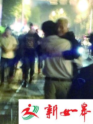 景区太挤 男子抱起白发父亲获网友点赞-雉水网