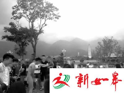 大理5A景区外奇葩闹婚：新郎裸体绑树上被泼墨-雉水网