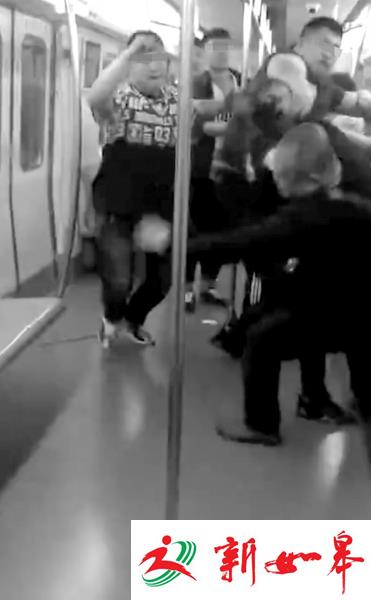 北京地铁两拨人抢座互殴 有人强行要求他人让座-雉水网