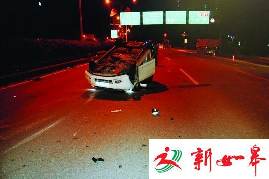 男子凌晨驾驶小车失控撞绿化工人 致2死6伤-雉水网