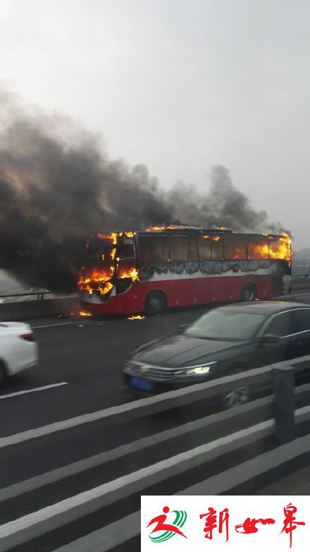 润扬大桥一辆旅游包车发生自燃 无人员伤亡-雉水网