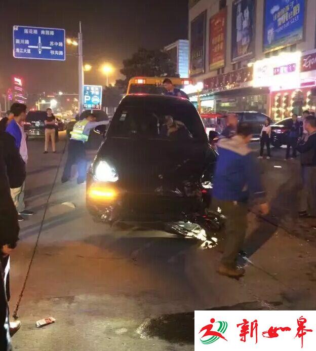 保时捷卡宴冲入对面车道，连撞两车，受损严重！-雉水网