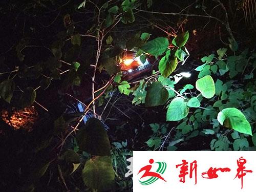 高速超车遇紧急情况 车辆冲进绿化带一家四口被困-雉水网