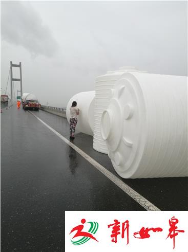 巨桶滚落桥面 民警紧急排险-雉水网