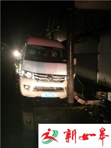 撞上骑车人又撞电线杆 疑酒驾弃车逃逸-雉水网