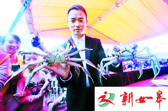 武汉梁子湖蟹王和蟹后出炉 拍出21万天价-雉水网