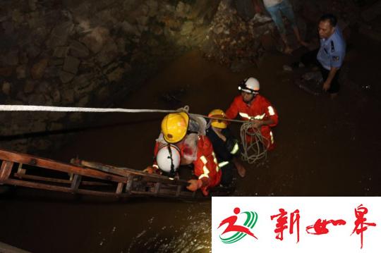 暴雨侵袭福建一房屋坍塌 消防徒手挖掘救出两人-雉水网