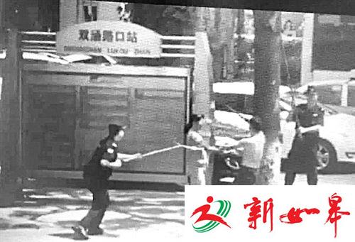 男子挟持妻子与警方对峙：没买到火车票情绪失控-雉水网