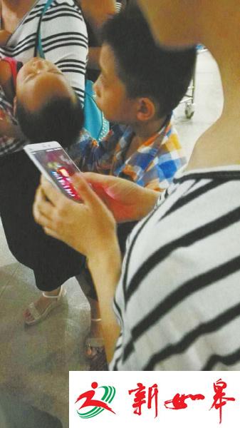 7岁男孩偷开电三轮 高速行驶接连撞倒两位老人-雉水网