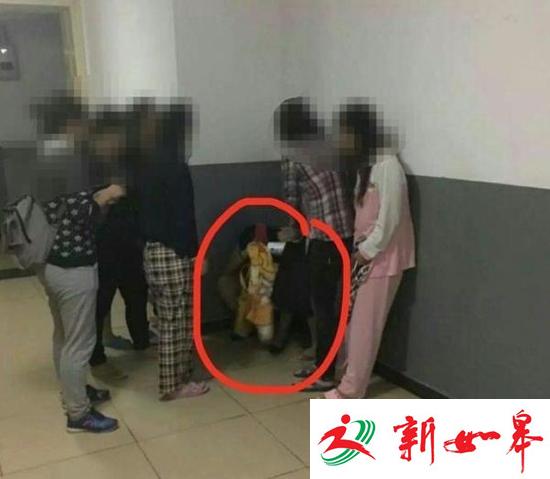 男子潜入大学女浴室偷窥被抓 头戴假发身着女衣-雉水网