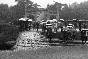 南京夫子庙和中山陵外地游客“主战场” 首日迎客32万人次-雉水网