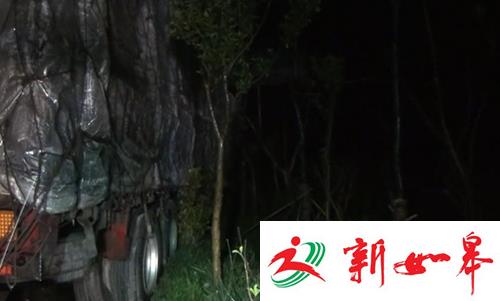 盐城雨夜路滑视线差 连环事故一人亡-雉水网