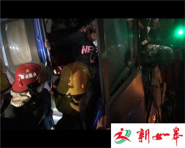 两货车相撞 夫妻俩被困获救-雉水网