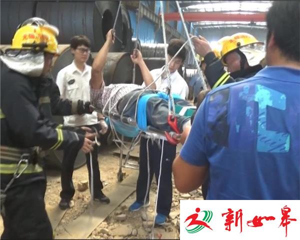 货物砸伤脚部 工人被困船舱-雉水网