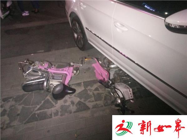 电瓶车女子被拐进车底 20多名群众自发抬车救人-雉水网