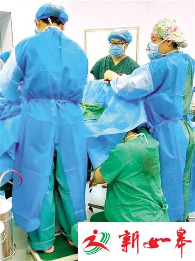 7个月身孕护士跪地托举胎头半小时-雉水网