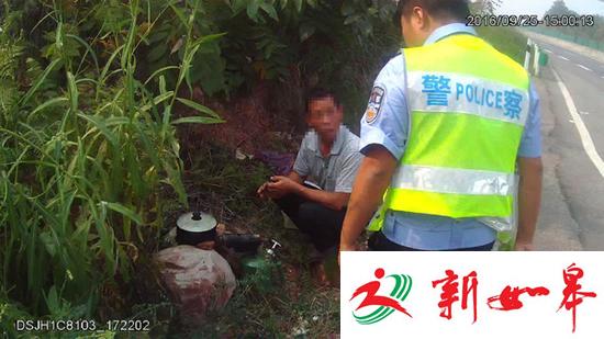 自驾游途中突然肚子饿 男子高速路边搭灶台做饭-雉水网