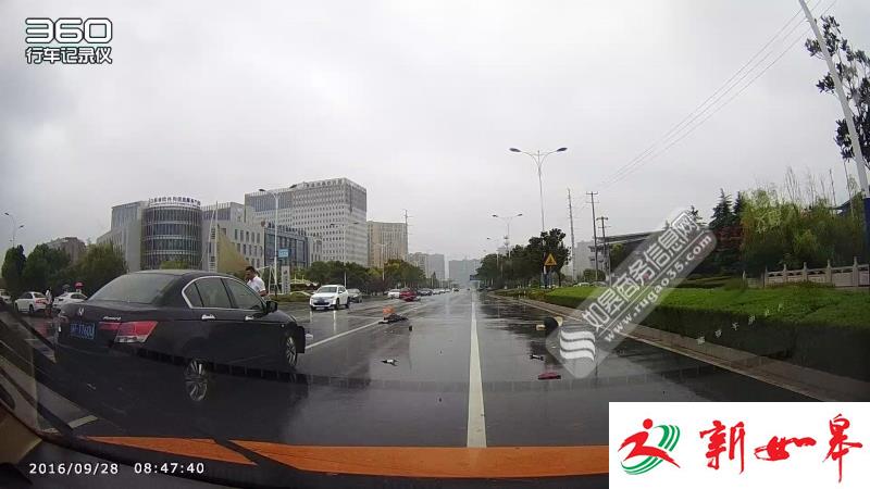 如皋软件园附近突发车祸 一电瓶车车主被汽车撞飞数米-雉水网