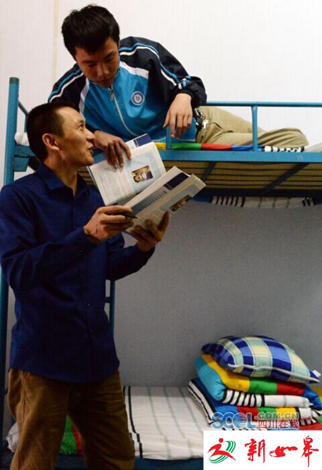 44岁父亲17岁儿子一起上学 同校同班同寝室-雉水网