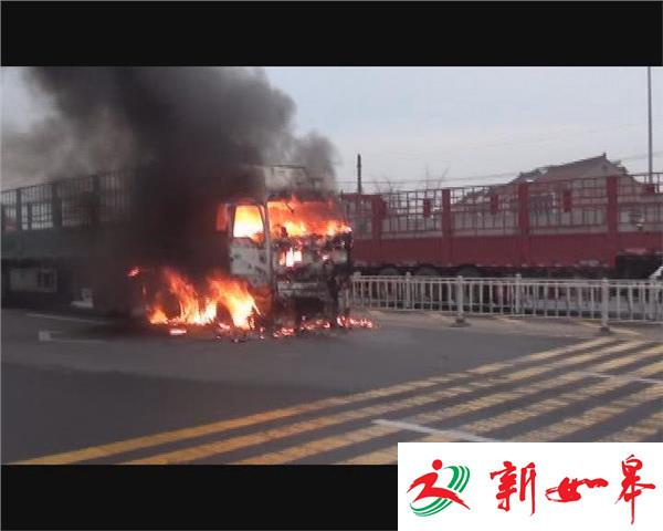 挂车行驶途中 车头突然起火-雉水网