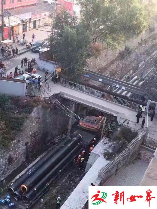 太原一火车与桥梁发生剐蹭 或因火车装货超高导致-雉水网