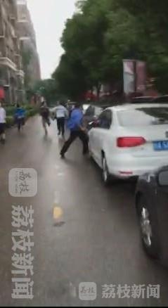 什么仇什么怨 南京江宁一物业持菜刀追砍业主-雉水网
