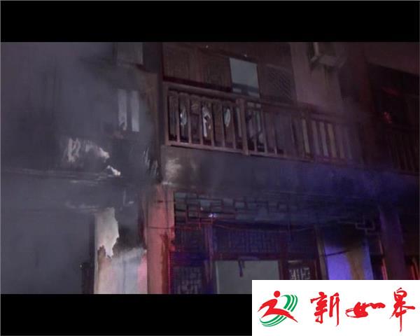 凌晨商铺突发大火 民警客串“消防队员”-雉水网