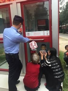 萌娃被困银行柜员区 民警隔玻璃跳霹雳舞安抚-雉水网