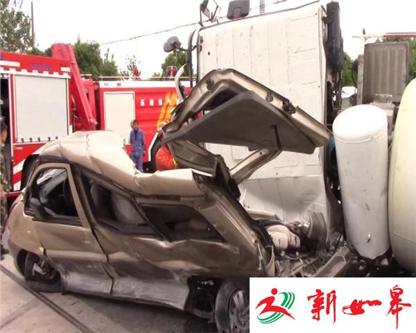 搅拌车压扁面包车 一人被困获救-雉水网