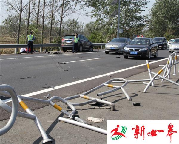 应急车道超车 别克轿车被撞飞（视频）-雉水网