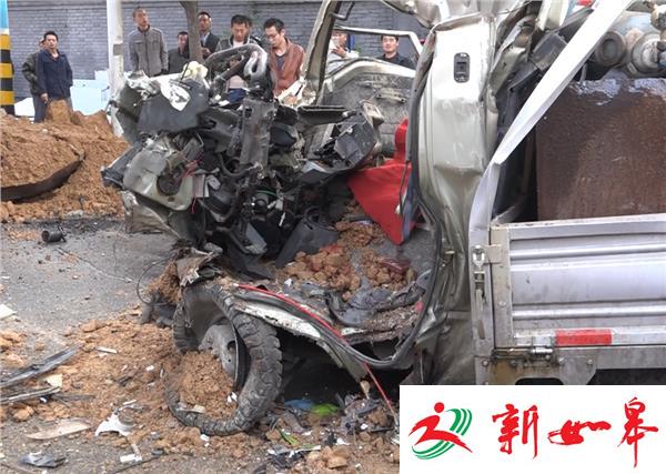 渣土车侧翻压小货车 酿惨剧致一人当场死亡-雉水网