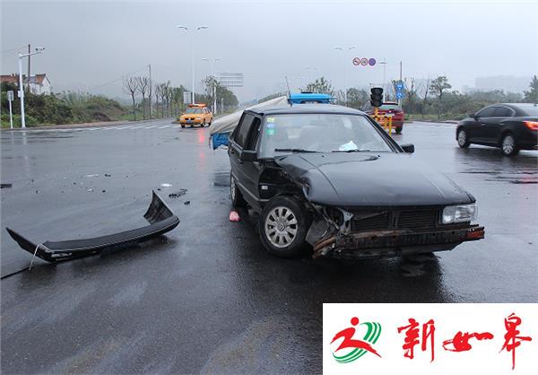 返程路上雨天路滑 两车相撞一人伤（视频）-雉水网