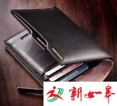 柳州某高层住宅天降钞票 原是3龄童将钱包扔下楼-雉水网