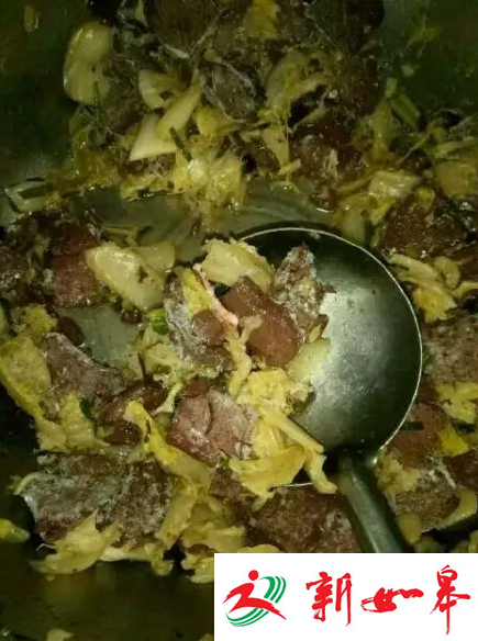 山东1学校食堂疑给学生吃猪食 几百家长讨说法-雉水网