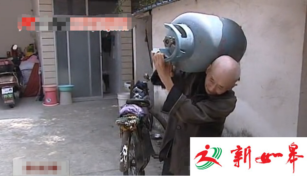如皋赤脚大仙一生未穿过袜子 83岁老人坚持扛煤气罐给顾客-雉水网